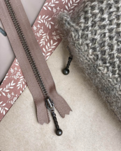 Petite Knit Zipper 28 cm